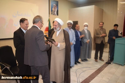 طی مراسمی با حضور حجت الاسلام والمسلمین تقوی :

سرپرست مدیریت امور پردیس های دانشگاه فرهنگیان استان کرمانشاه معرفی شد.