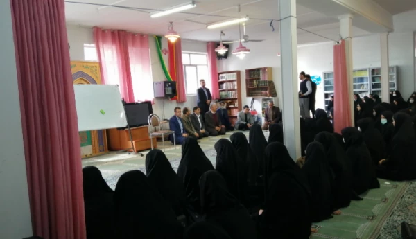 نشست بهمن امیری مقدم استاندار کرمانشاه با دانشجویان دختر پردیس دانشگاهی شهید صدوقی دانشگاه فرهنگیان 5