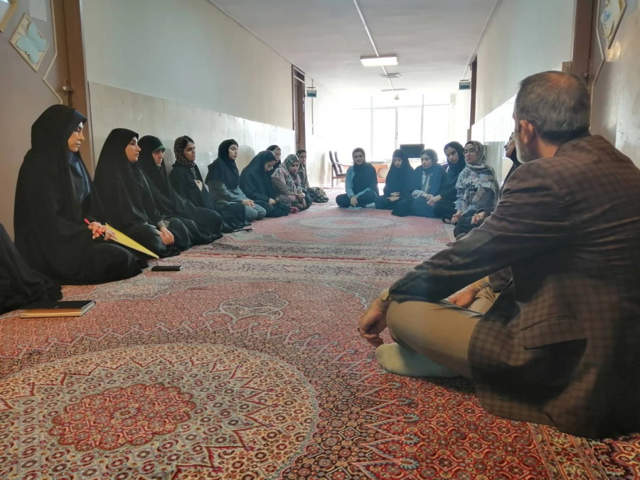 نشست صمیمی سرپرست شهید صدوقی دکتر رحیم زاده ،  معاون پشتیبانی آقای فلاحی و سرپرستان خوابگاه با دانشجومعلمان نماینده اتاق بلوک سه 4