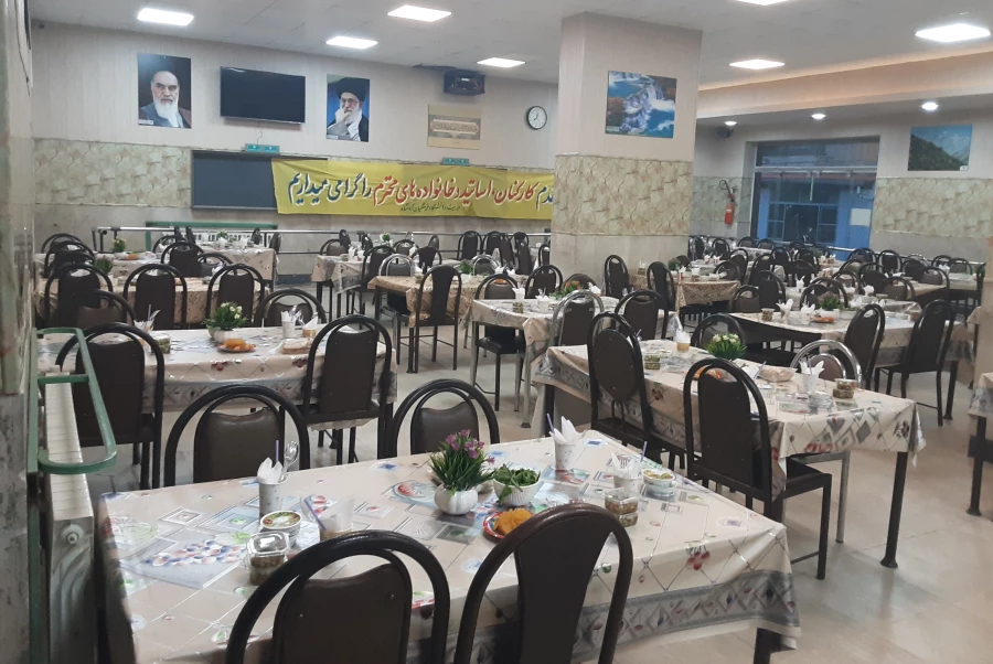 مراسم «ضیافت افطاری» ویژه اساتید و کارمندان دانشگاه فرهنگیان به همراه خانواده برگزار شد. 3