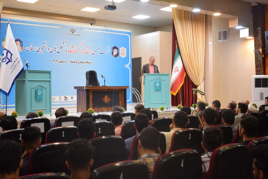 نشست صمیمی استاندار با تشکل های دانشجویی دانشگاههای استان 4