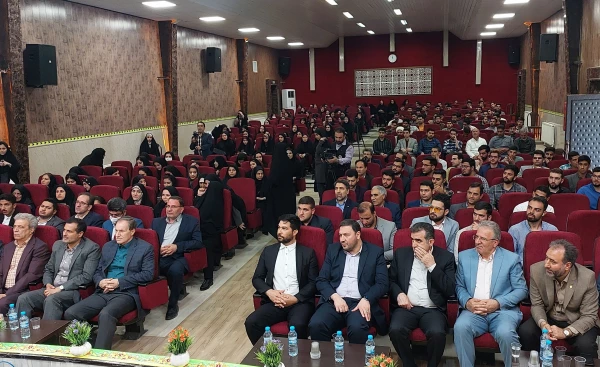 با حضور نماینده مردم کرمانشاه در مجلس شورای اسلامی از فعالان فرهنگی و جهادی دانشگاه فرهنگیان تجلیل به عمل آمد. 7