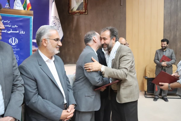 مراسم گرامیداشت «سالروز شهادت دکتر چمران و روز ملی بسیج اساتید» با حضور استادان بسیجی در دانشگاه رازی برگزار شد. 10