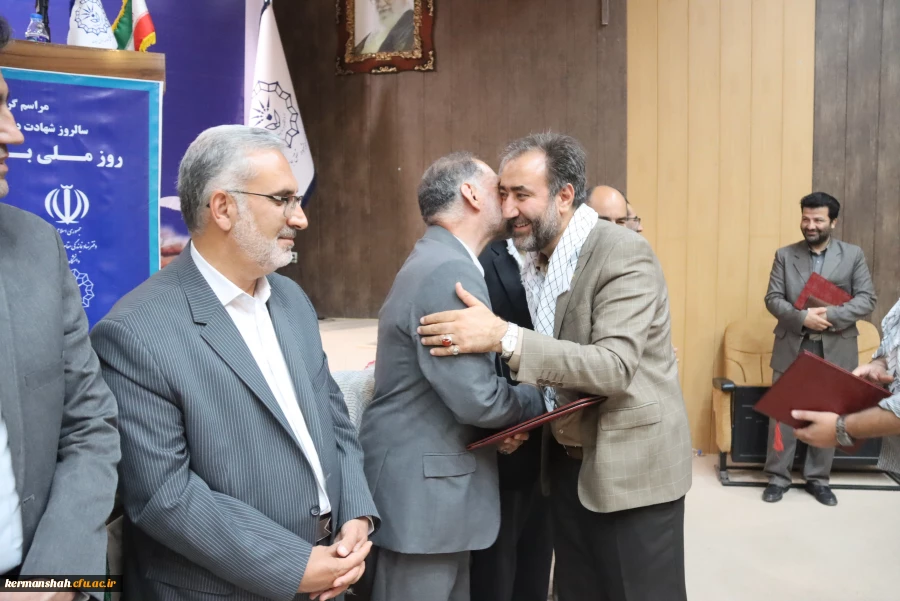 مراسم گرامیداشت «سالروز شهادت دکتر چمران و روز ملی بسیج اساتید» با حضور استادان بسیجی در دانشگاه رازی برگزار شد. 10