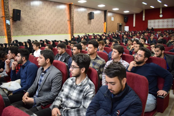 برگزاری نشست هم اندیشی و پرسش وپاسخ دانشجویان با معاون سیاسی، امنیتی و اجتماعی استانداری کرمانشاه 2
