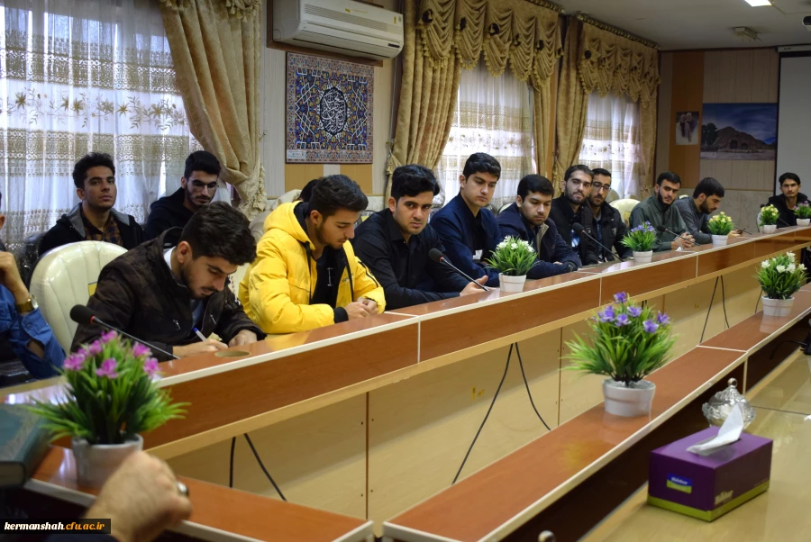 نشست قرآنی با موضوع اهمیت و جایگاه تدبر در قرآن 8