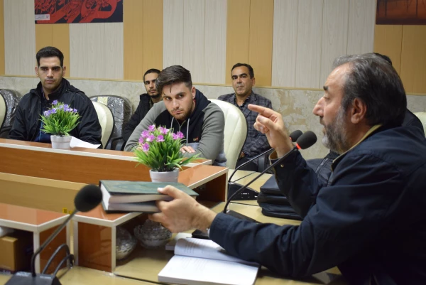 نشست قرآنی با موضوع اهمیت و جایگاه تدبر در قرآن 9