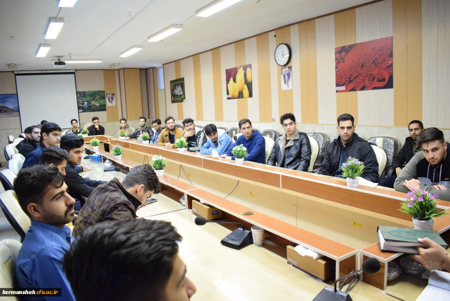 نشست قرآنی با موضوع اهمیت و جایگاه تدبر در قرآن 10