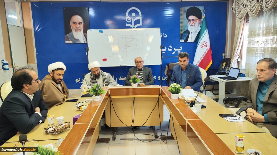 نشست هم اندیشی اساتید با موضوع روزنه های نفوذ فرهنگی در نظام تعلیم وتربیت 3