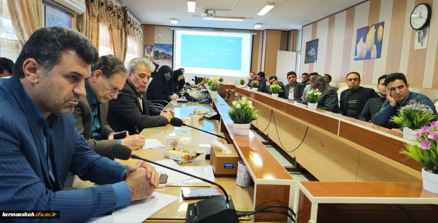 نشست هم اندیشی اساتید با موضوع روزنه های نفوذ فرهنگی در نظام تعلیم وتربیت 5