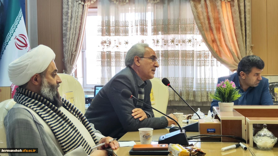 نشست هم اندیشی اساتید با موضوع روزنه های نفوذ فرهنگی در نظام تعلیم وتربیت 6