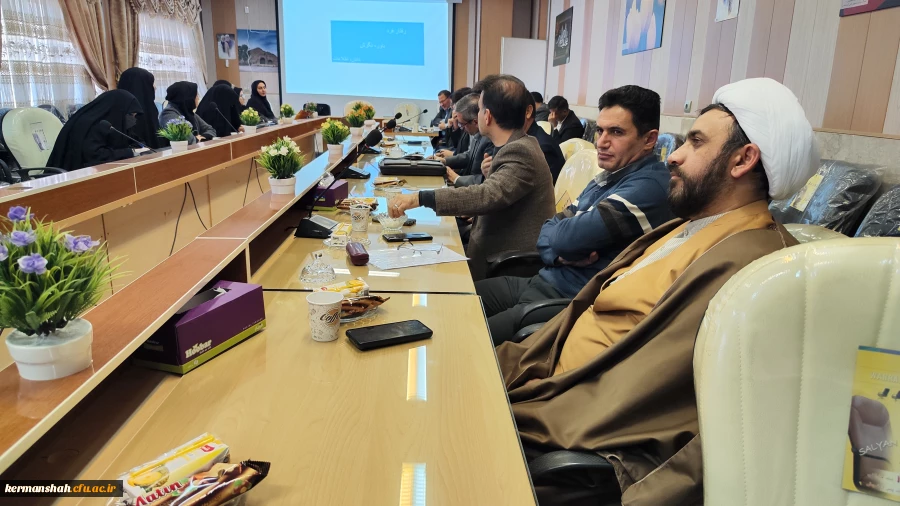 نشست هم اندیشی اساتید با موضوع روزنه های نفوذ فرهنگی در نظام تعلیم وتربیت 7