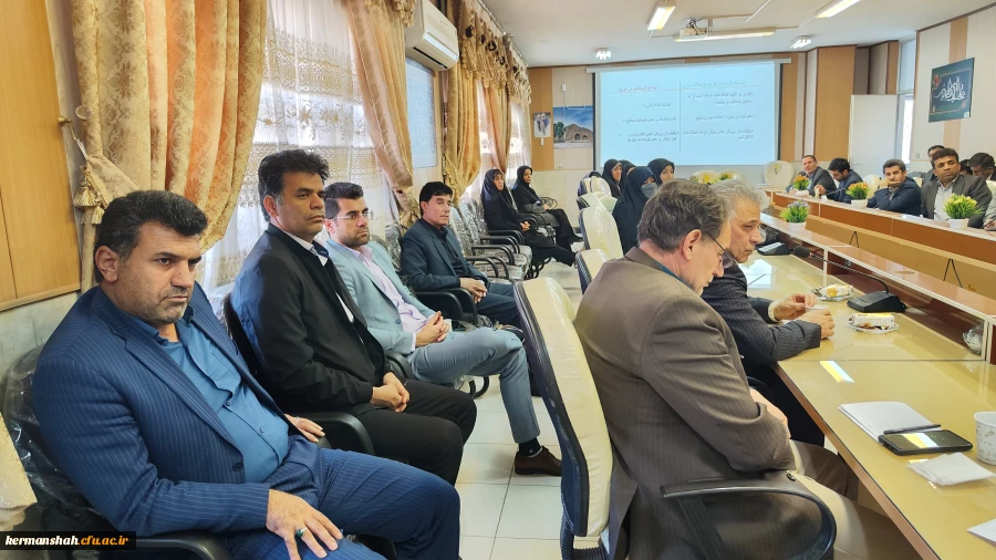 نشست هم اندیشی اساتید با موضوع روزنه های نفوذ فرهنگی در نظام تعلیم وتربیت 8