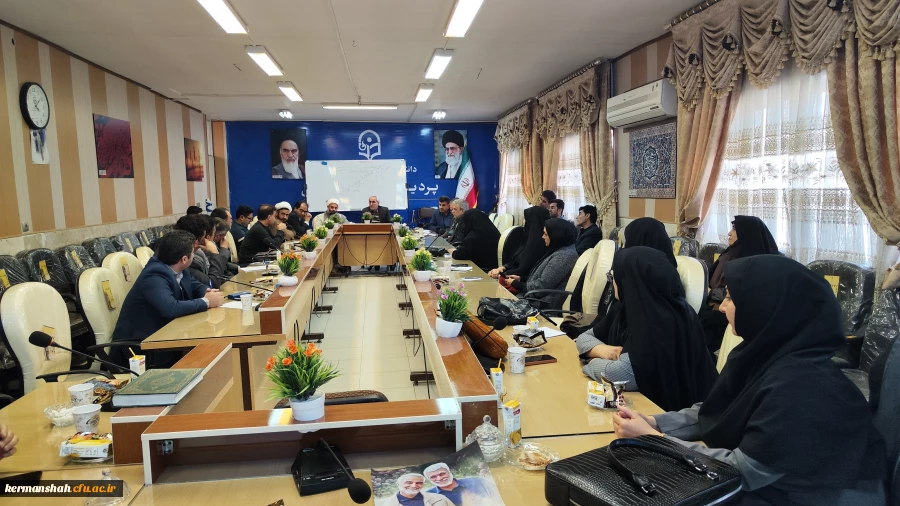 نشست هم اندیشی اساتید با موضوع روزنه های نفوذ فرهنگی در نظام تعلیم وتربیت 9