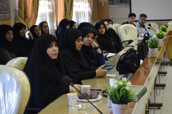 نشست هم اندیشی اساتید با موضوع بازخوانی اندیشه های امام خمینی(ره) 9