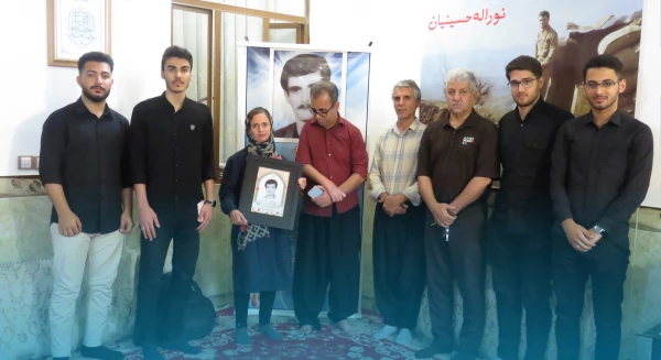 دیدار دانشجویان کنگره شهدای دانشجو معلم دانشگاه فرهنگیان کرمانشاه با خانواده شهید دانشجو معلم نور اله حسینیان 2