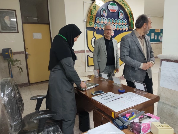 بازدید ریاست دانشگاه از روند برگزاری امتحانات پایان ترم  دانشجو معلمان
 3