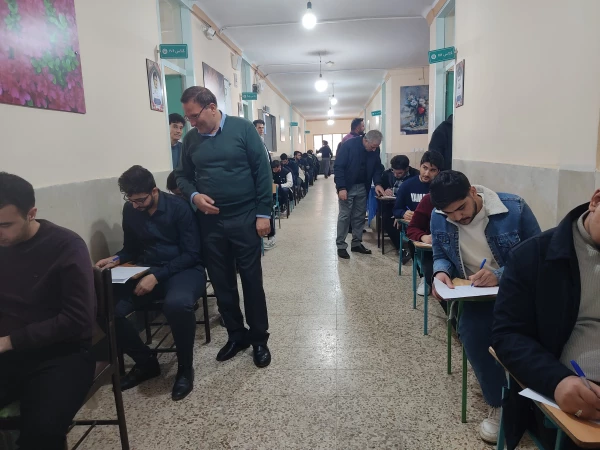 بازدید ریاست دانشگاه از روند برگزاری امتحانات پایان ترم  دانشجو معلمان
 9