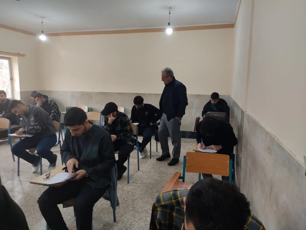 بازدید ریاست دانشگاه از روند برگزاری امتحانات پایان ترم  دانشجو معلمان
 12
