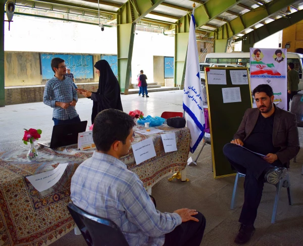 برپایی میز خدمت دانشگاه فرهنگیان کرمانشاه در محل مسجد جامع کرمانشاه 7