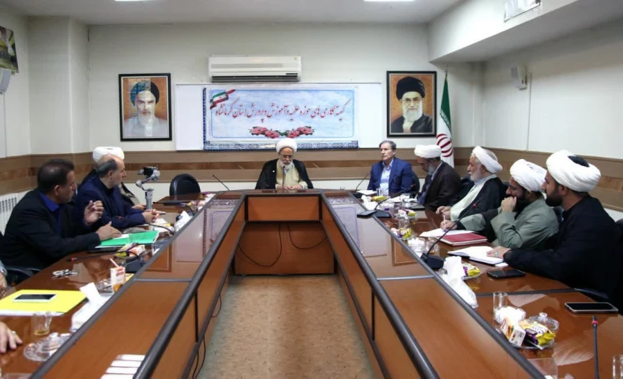 نشست کمیته همکاری های حوزه علمیه، دانشگاه فرهنگیان و آموزش و پرورش استان کرمانشاه با نماینده ولی فقیه در استان و امام جمعه کرمانشاه 3
