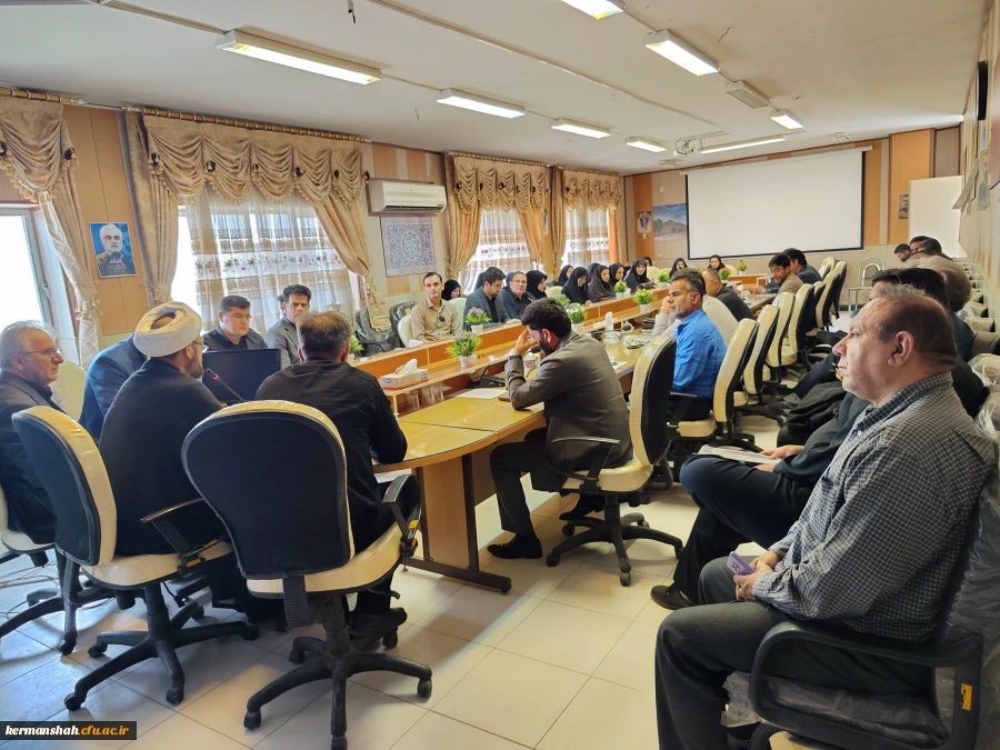 برگزاری نشست هم اندیشی اساتید با موضوع روایت جنگ تحمیلی جدید؛ گفتمان دفاع مقدس جدید 6