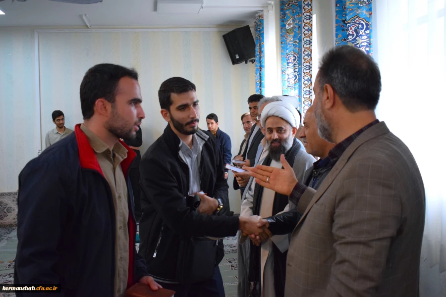 اهدای کلام الله مجید از سوی دفتر مقام معظم رهبری به نو دانشجو معلمان 7