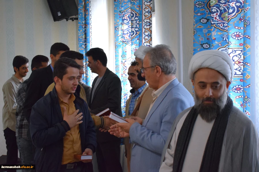 اهدای کلام الله مجید از سوی دفتر مقام معظم رهبری به نو دانشجو معلمان 8