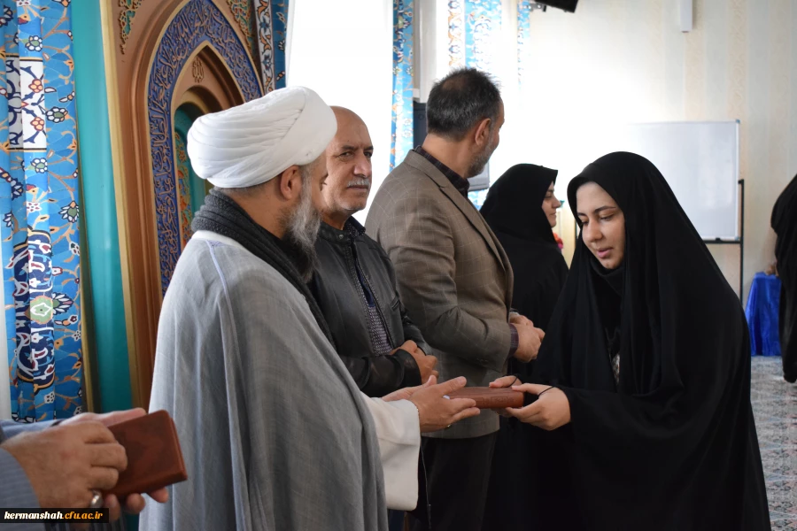 اهدای کلام الله مجید از سوی دفتر مقام معظم رهبری به نو دانشجو معلمان 9