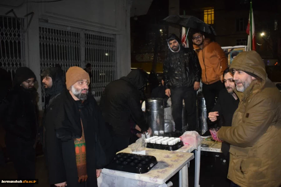 بازدید ریاست دانشگاه از موکب خدماتی و ایستگاه صلواتی دانشگاه فرهنگیان استان کرمانشاه 4