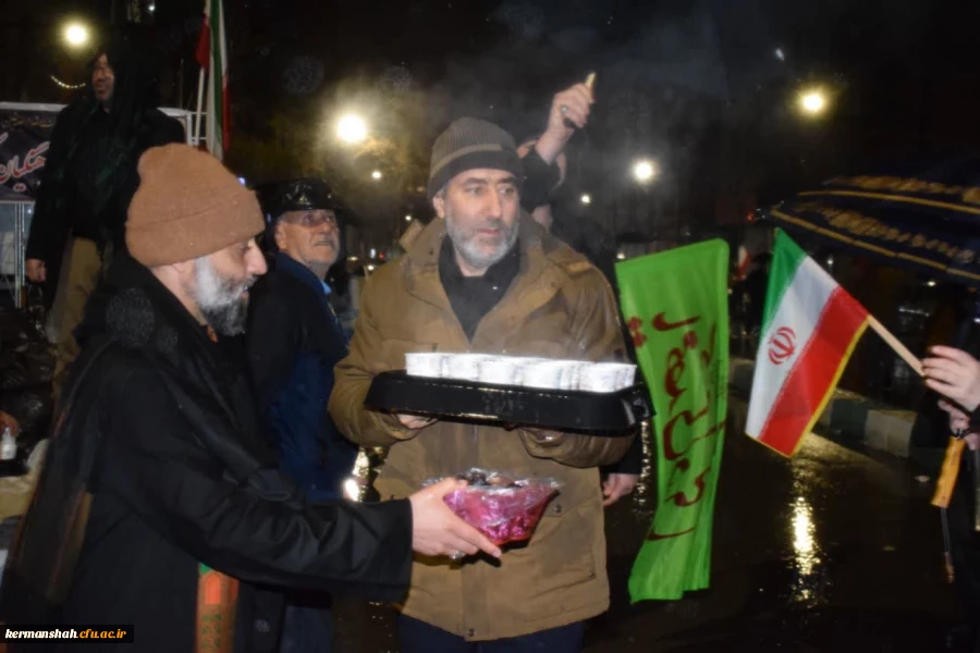 بازدید ریاست دانشگاه از موکب خدماتی و ایستگاه صلواتی دانشگاه فرهنگیان استان کرمانشاه 5