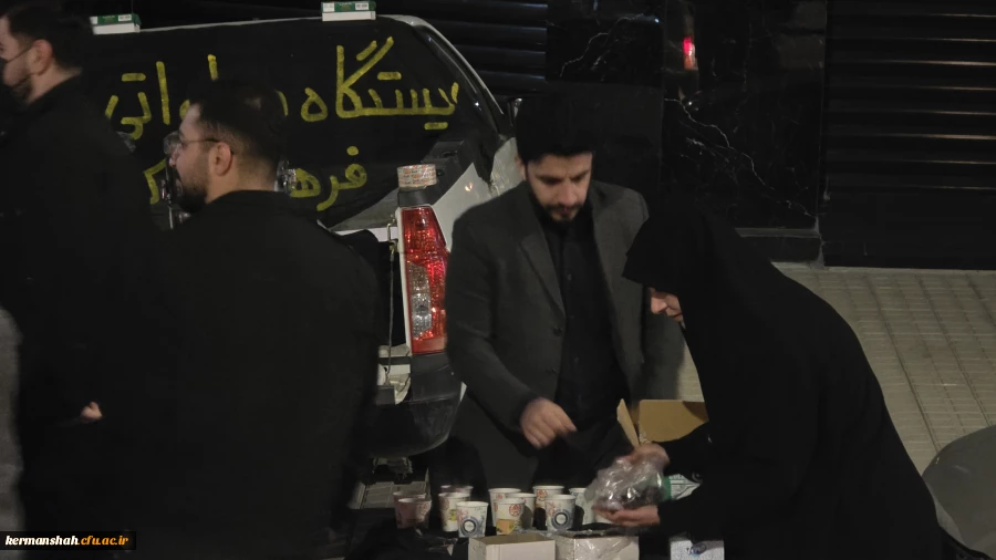 بازدید ریاست دانشگاه از موکب خدماتی و ایستگاه صلواتی دانشگاه فرهنگیان استان کرمانشاه 6