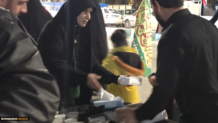 بازدید ریاست دانشگاه از موکب خدماتی و ایستگاه صلواتی دانشگاه فرهنگیان استان کرمانشاه 9
