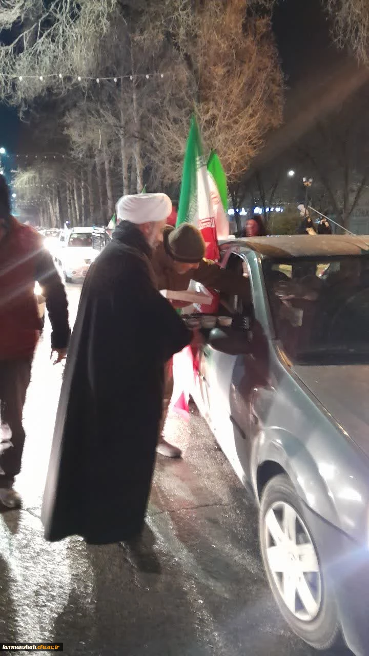 بازدید ریاست دانشگاه از موکب خدماتی و ایستگاه صلواتی دانشگاه فرهنگیان استان کرمانشاه 11