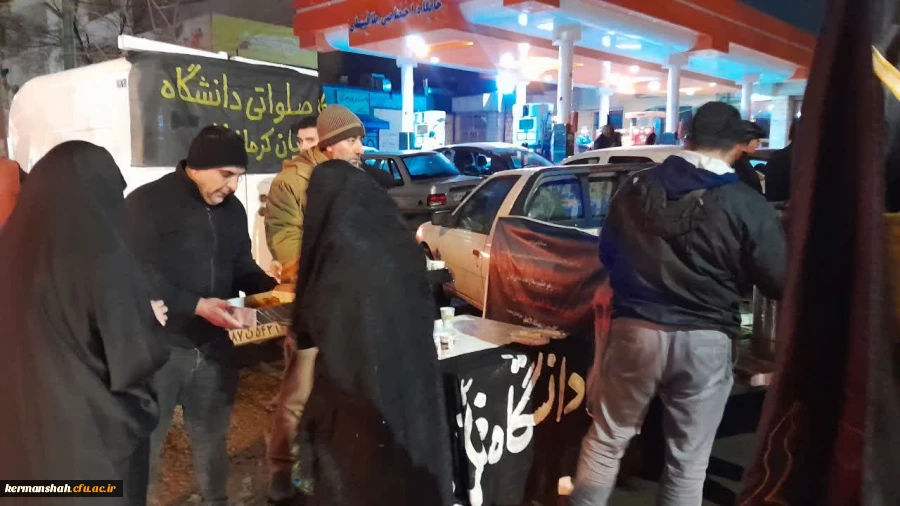بازدید ریاست دانشگاه از موکب خدماتی و ایستگاه صلواتی دانشگاه فرهنگیان استان کرمانشاه 12