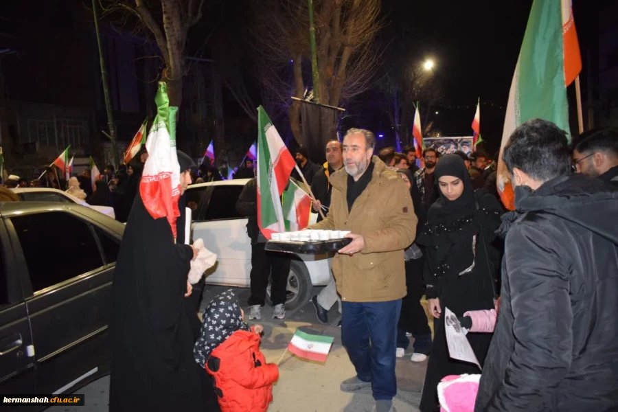 بازدید ریاست دانشگاه از موکب خدماتی و ایستگاه صلواتی دانشگاه فرهنگیان استان کرمانشاه 21
