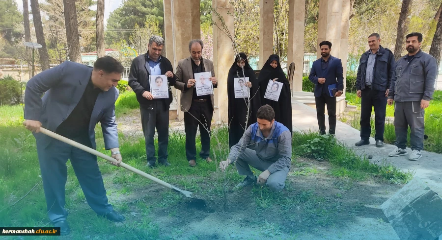 کاشت نهال توسط ریاست و اعضای هیات رئیسه دانشگاه به یاد شهدای دانش آموز استان در جنگ رمضان 2