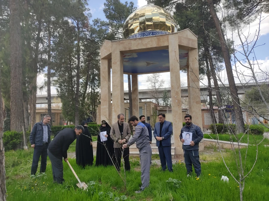 کاشت نهال توسط ریاست و اعضای هیات رئیسه دانشگاه به یاد شهدای دانش آموز استان در جنگ رمضان 4