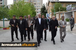 ادای احترام استاندار و هیأت همراه به شهدای گمنام در بدو ورود به دانشگاه فرهنگیان 2