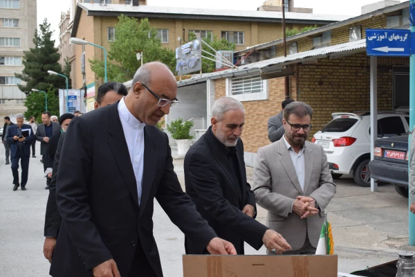 ادای احترام استاندار و هیأت همراه به شهدای گمنام در بدو ورود به دانشگاه فرهنگیان 3