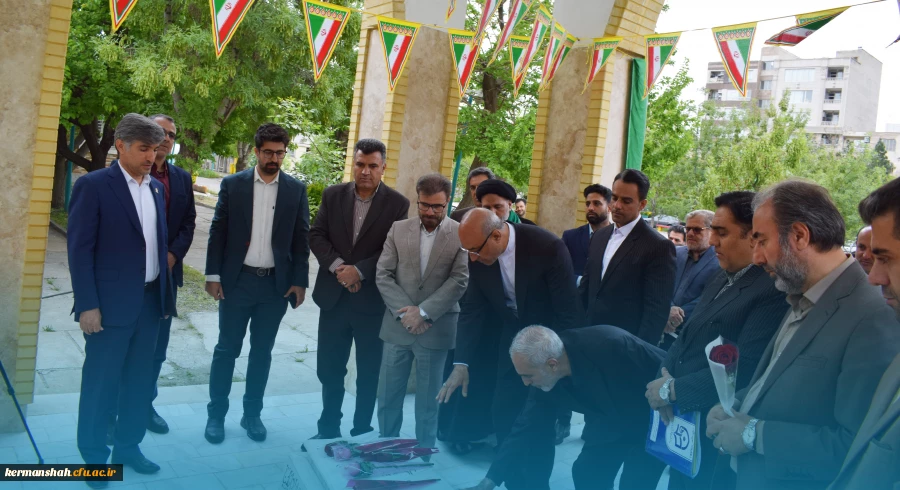 ادای احترام استاندار و هیأت همراه به شهدای گمنام در بدو ورود به دانشگاه فرهنگیان 6